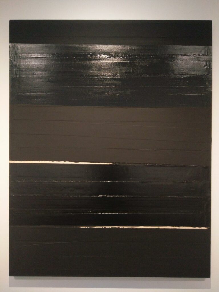 Tableau fait de traces noires lisses et striées, brillantes et mattes, horizontales