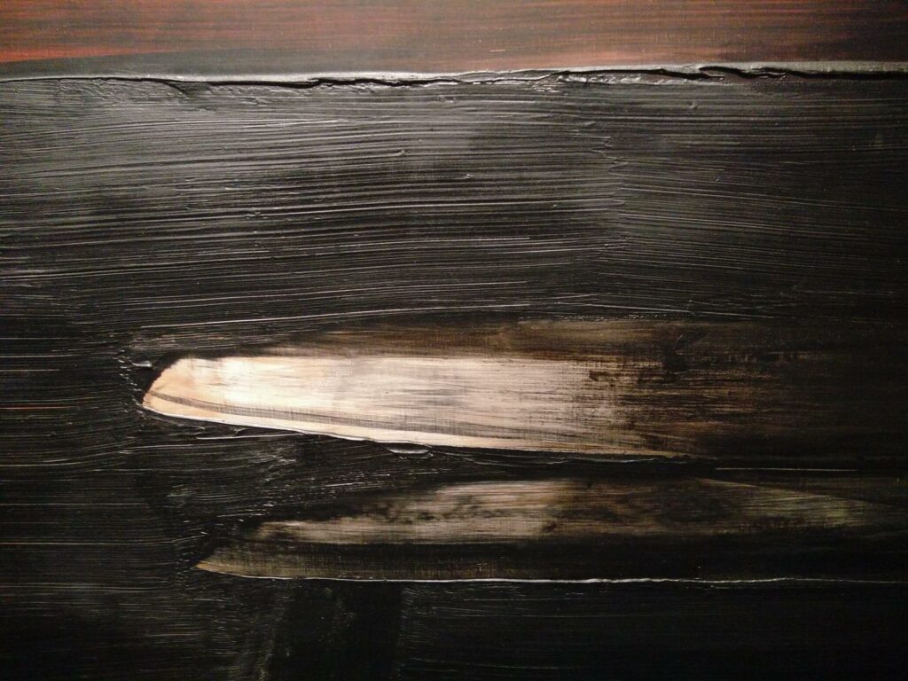 Traces de peinture noire et blanche (mais surtout noire)