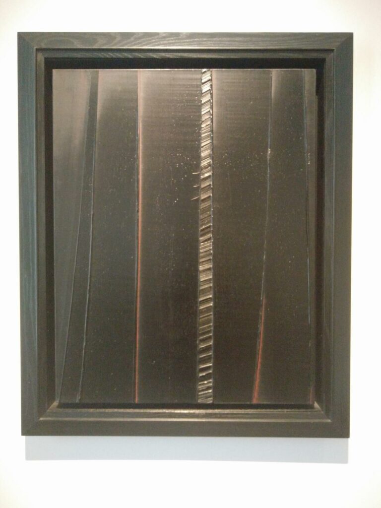 Tableau fait de traces verticales noires. Elles sont toutes lisses sauf une, très fine, qui est striée