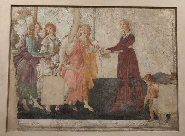 Fresque légèrement abîmée sur laquelle des jeunes femmes s'avancer vers une autre. Ça ne se voit pas sur la photo mais c'est à peu près grandeur nature