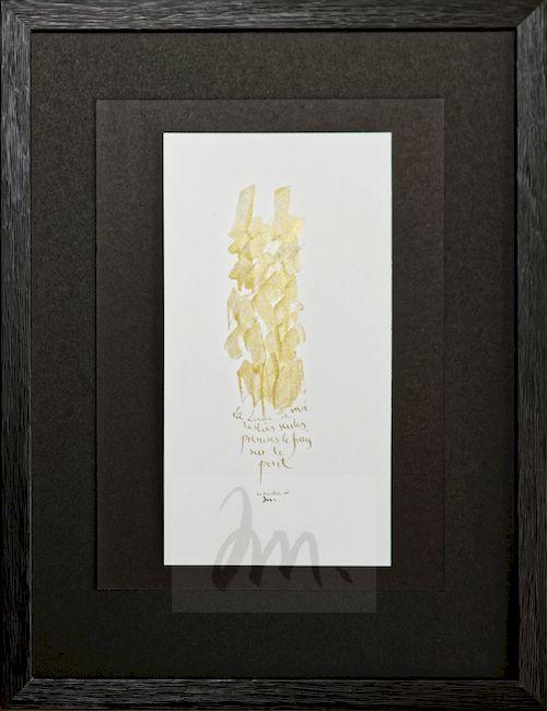Une calligraphie dorée verticale dans un cadre noir