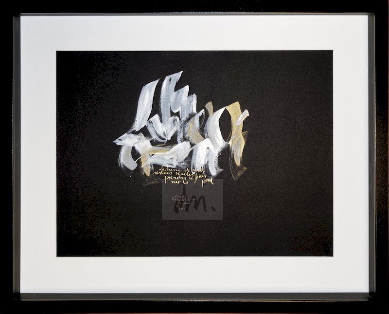 Une calligraphie blanche et or sur fond noir