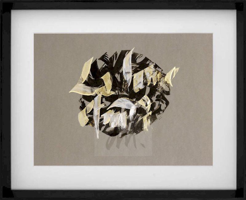 Une calligraphie or, blanche et noire sur fond gris