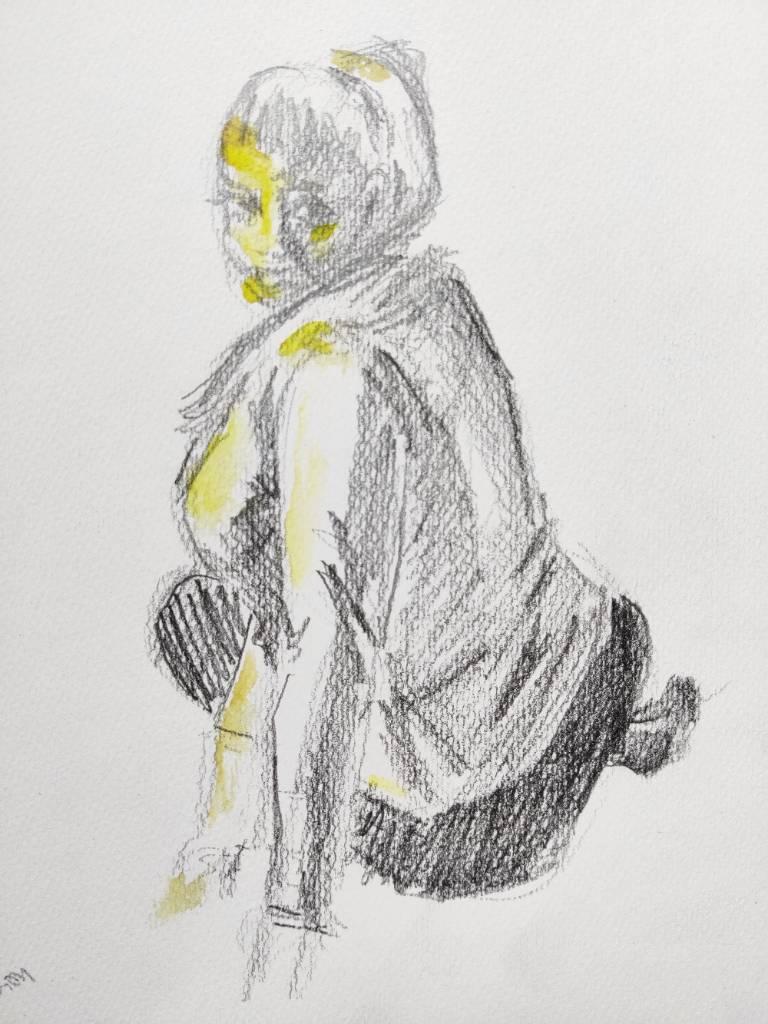 Une femme assise, trois quart dos