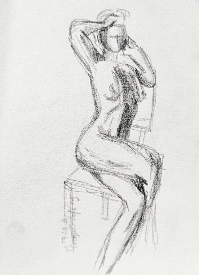 Croquis au crayon d'une femme nue assise sur une chaise