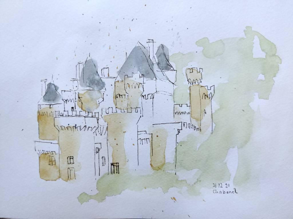 Plein de tours crenelées de hauteur et de largeur différentes, quelques toi et cheminées, très peu de fenêtres tracés assez légèrement. Des taches d'aquarelle ocre clair sur une partie des murs, gris-bleu sur les toits et une tache verte sur le tour comme pour signifier un envrionnement verdoyant
