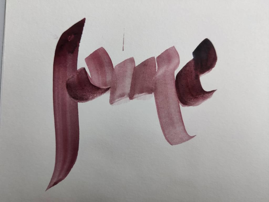 Lettres tracées en différentes nuances de rose au pinceau large. Légèrement superposées et stylisées, les mots sont difficilement lisibles.