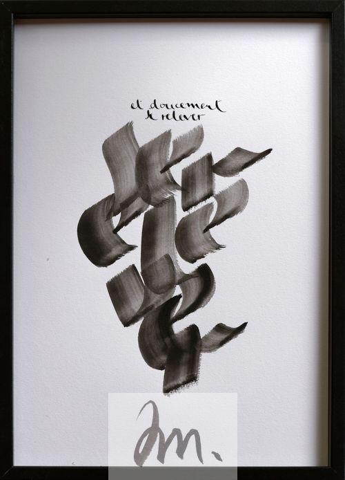 Calligraphie noire sur papier blanc. un petit texte – "et doucement se relever" – est suivi de lettres qu'on distinguent assez facilement qui forme les mots "se relever"