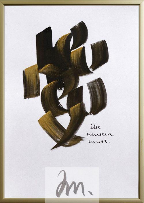 Calligraphie noire et or sur papier blanc. Pour le gros texte, on devine des lettres mais pas le mot ; le petit texte est lisible : "être heureux encore"