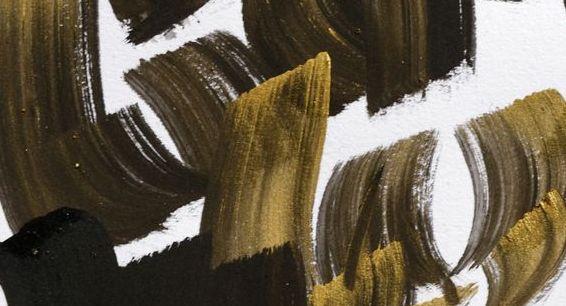 Gros plan sur de la calligraphie noire et or