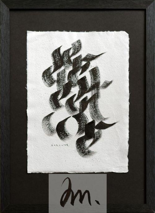 Calligraphie noire sur papier frangé blanc. On devine des lettres mais pas les mots