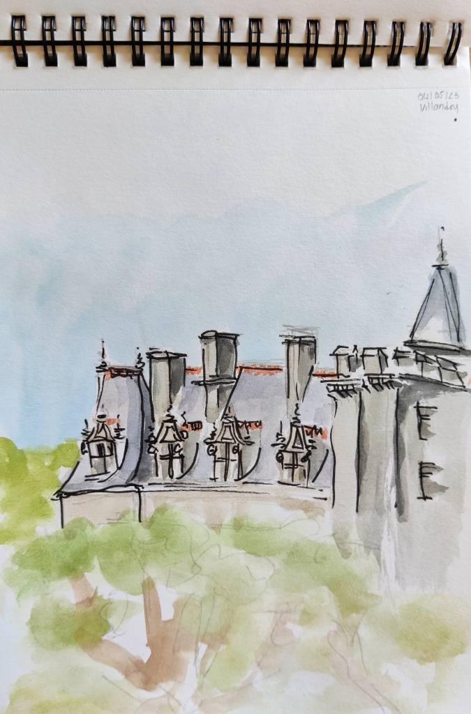 Croquis à l'aquarelle et au feutre où l'on voit le haut des murs d'un château et ses toits et cheminées dépasser au dessus de végétation (très peu dessinée). Inscription : "04/05/23, Villandry"