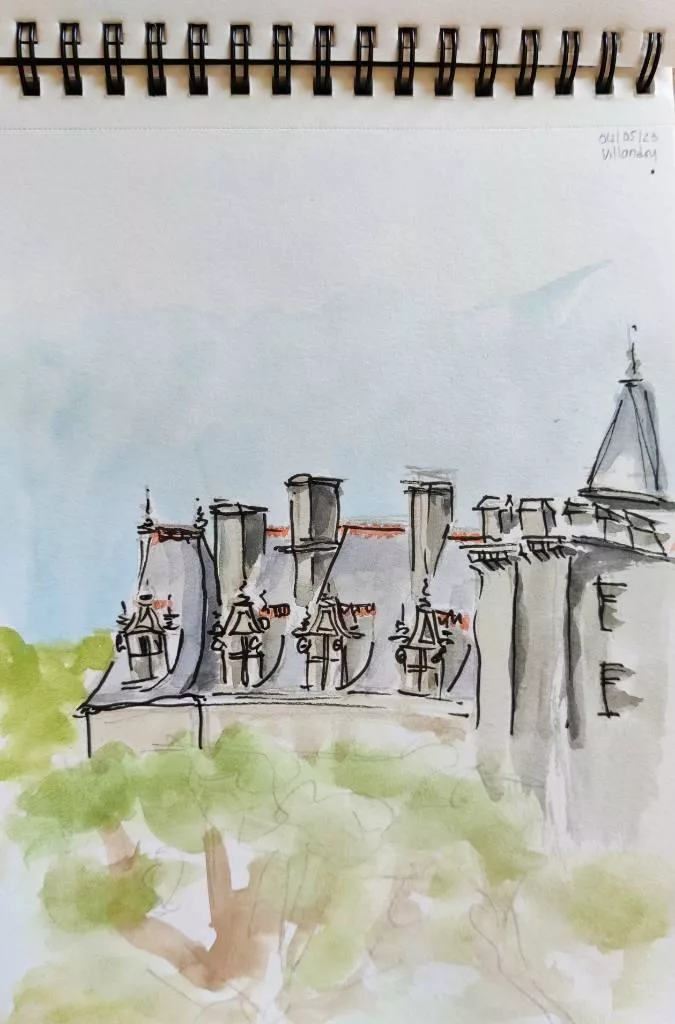 Croquis à l'aquarelle et au feutre où l'on voit le haut des murs d'un château et ses toits et cheminées dépasser au dessus de végétation (très peu dessinée). Inscription : "04/05/23, Villandry"