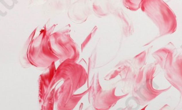 Sur fond blanc, des traces de peinture rose dans lesquelles on peut à peine deviner des lettres
