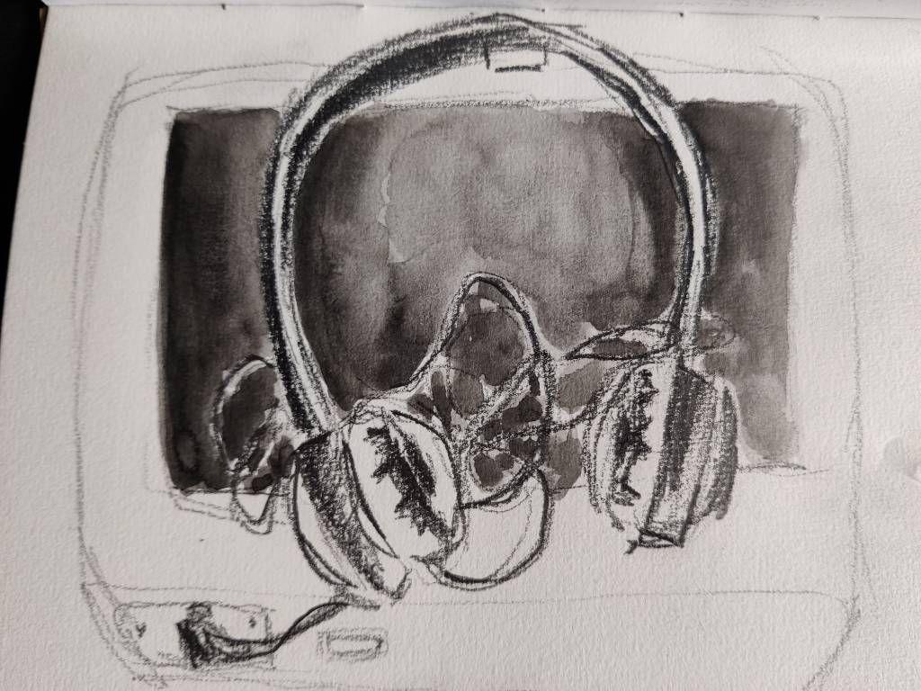 Croquis au crayon noir et à l'aquarelle noir d'un casque audio accroché devant un petit écran