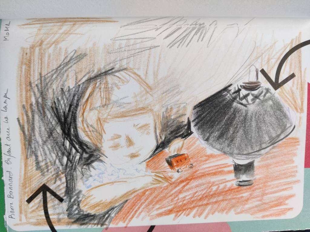 Croquis aux crayons de couleurs noir, ocre et rouge représentant un petit garçon jouant avec une voiture sur une table où une lampe est posée