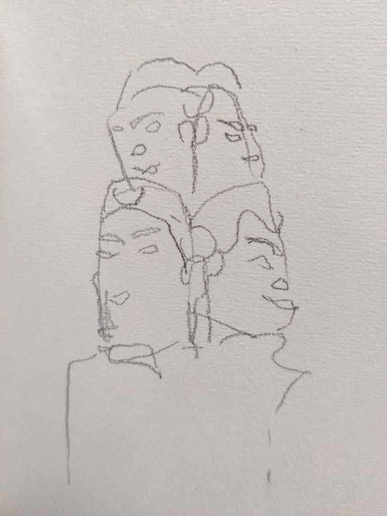 Croquis rapide d'une sculpture aux multiples visages