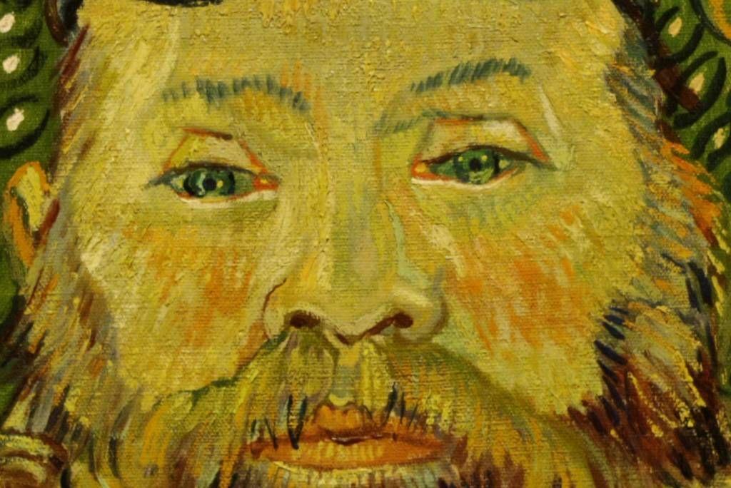 Gros plan sur le visage d'un homme moustachu