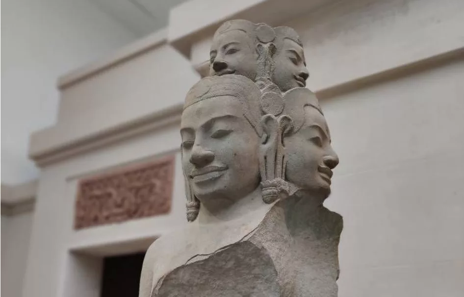 Sculpture où l'on voit quatre visages qui semblent être sur un même buste