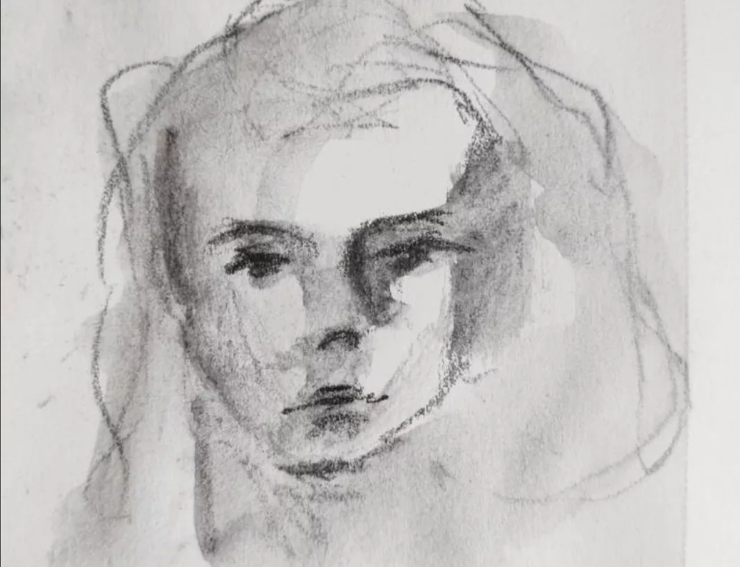 Croquis d'un visage de jeune fille de face. Les cheveux sont plus esquissés que le reste.