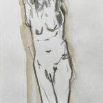 Croquis au crayon et à l'aquarelle d'une femme debout les bras pliés au-dessus de la tête