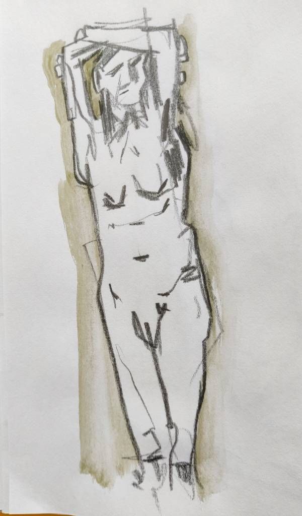 Croquis au crayon et à l'aquarelle d'une femme debout les bras pliés au-dessus de la tête