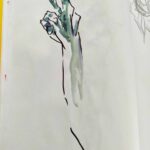 Croquis d'un bras levé au feutre noir et à l'aquarelle verte et bleue Les doigts semblent très osseux