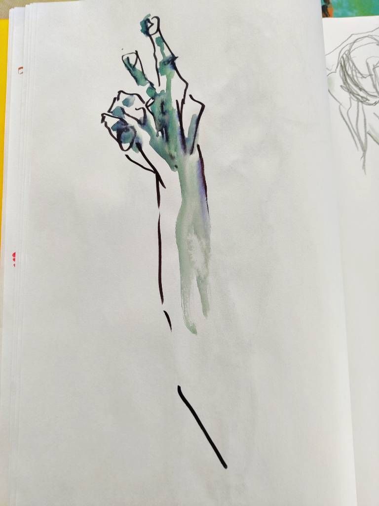 Croquis d'un bras levé au feutre noir et à l'aquarelle verte et bleue Les doigts semblent très osseux