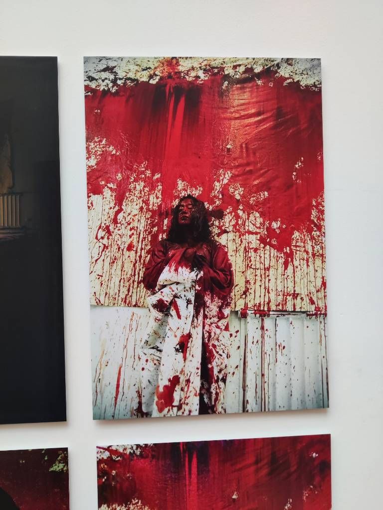 Photo d'une femme (Chiahru Shiota) couverte de peinture rouge