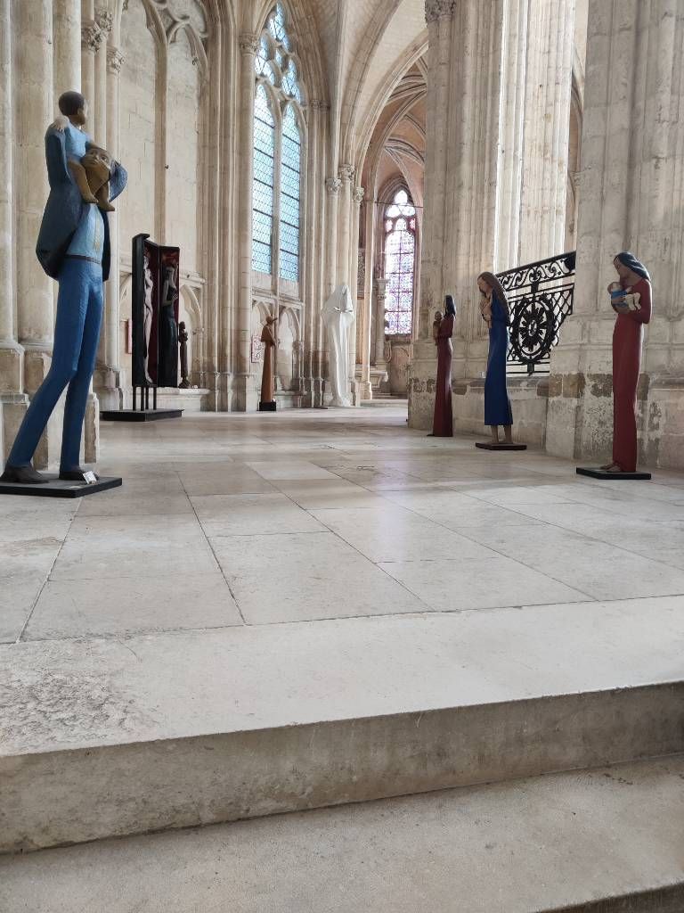Déambulatoire d'une église avec des sculptures disposées tout du long