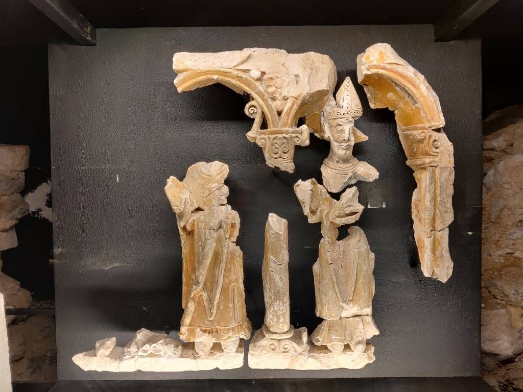 Des fragments de haut-relief présentés dans une vitrine