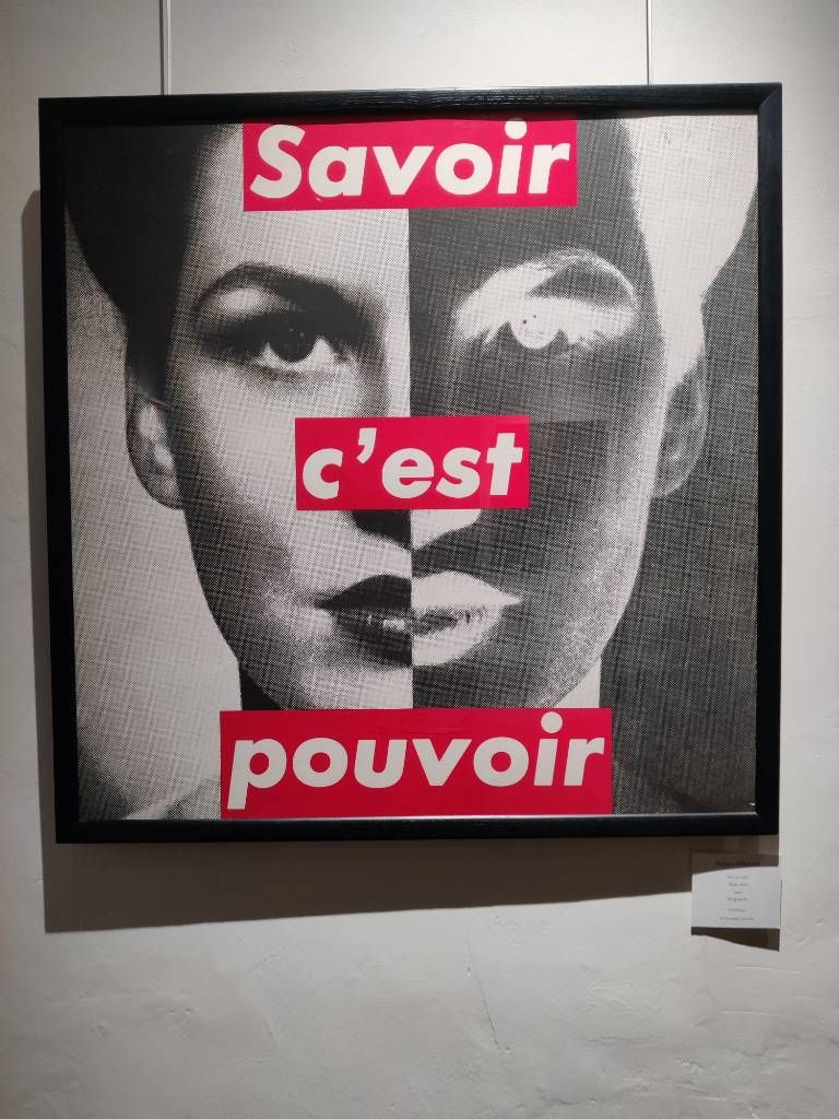 Photo en noir et blanc du visage d'une femme dont la moitié est polarisé avec "Savoir c'est pouvoir" écrit en gros
