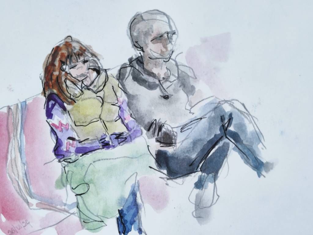 Croquis rapide au feutre fin noir et à l'aquarelle représentant deux personnes (un homme, une femme) assis sur un canapé