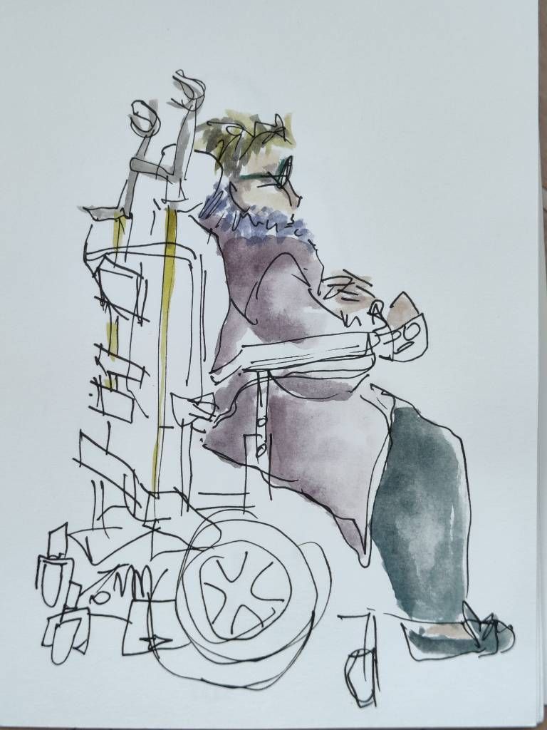 Croquis au feutre fin noir et à l'aquarelle représentant une femme en manteau assise dans un fauteuil roulant médicalisé
