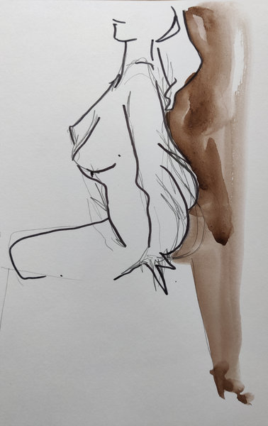 Croquis d'une femme nue au feutre noir d'une femme nue assise le menton levé avec une trace d'aquarelle pour dessiner le fond