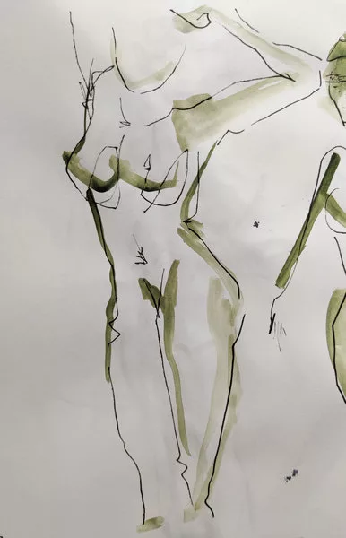 Femme debout bras derrière la tête – Clémence