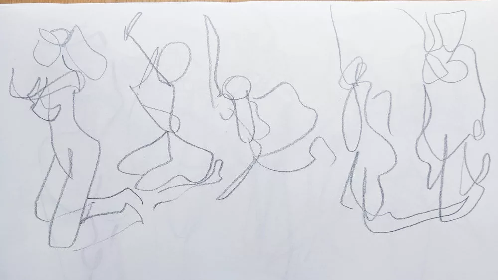 Planche de croquis d'une femme en mouvement à la mine de plomb : on devine le corps et ses différentes parties mais tout n'est pas clair, le crayon n'a pas été levé à chaque nouvelle partie du corps