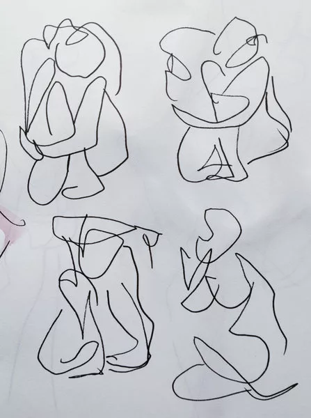 Planche de quatre croquis d'une femme en mouvement au feutre fin : on devine globalement le corps et ses différentes parties mais tout n'est pas clair, le crayon n'a pas été levé à chaque nouvelle partie du corps