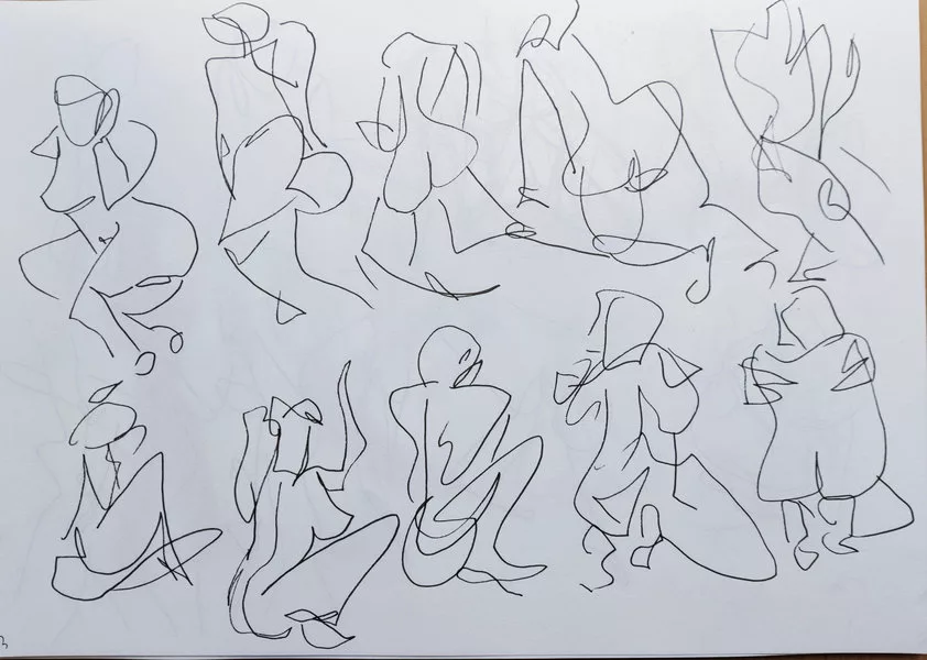 Planche de dix croquis d'une femme en mouvement au feutre fin : on devine globalement le corps et ses différentes parties mais tout n'est pas clair, le crayon n'a pas été levé à chaque nouvelle partie du corps
