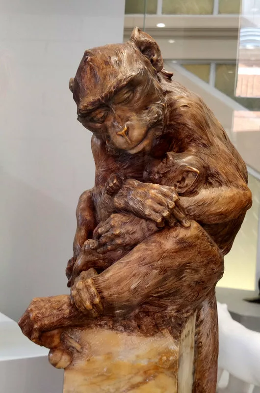 Sculpture d'un chimpanzé tenant dans ses bras un bébé chimpanzé