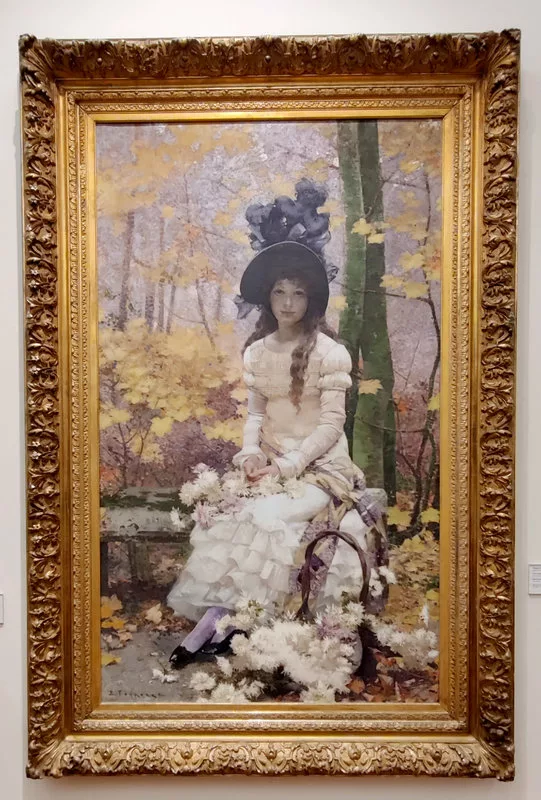 Peinture d'une femme vêtue d'une robe blanche élaborée, assise dans une forêt d'automne où les feuilles sont jaunes, des fleurs blanches à ses mains et ses pieds.