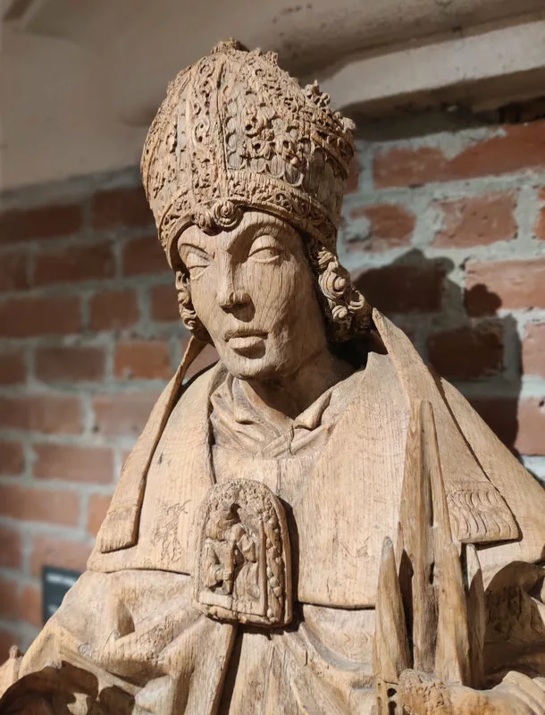 Sculpture en bois représentant un homme d'église