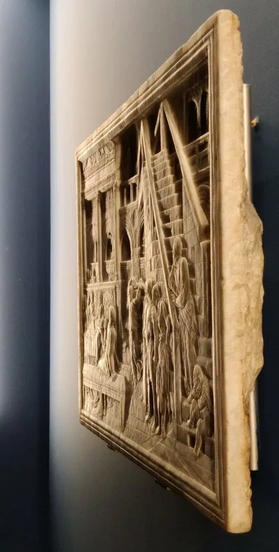 Bas-relief vu de côté. On devine la scène mais on voit surtout que le bas-relief est très peu creusé