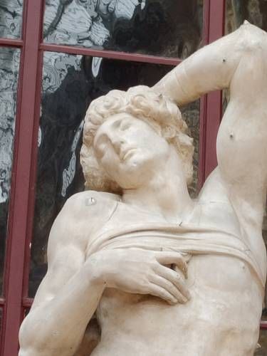 Sculpture coupée au niveau du torse d'un homme renversant la tête en arrière
