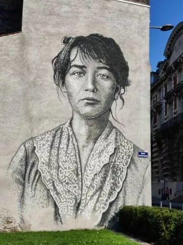 Peinture murale (d'une hauteur de deux, trois étages), portrait en noir et blanc de Camille Claudel