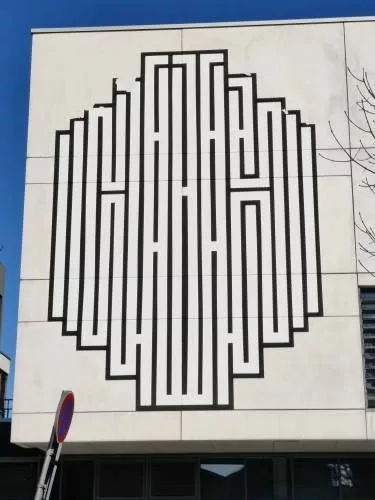 Sur une façade, une fresque géométrique comme un labyrinthe