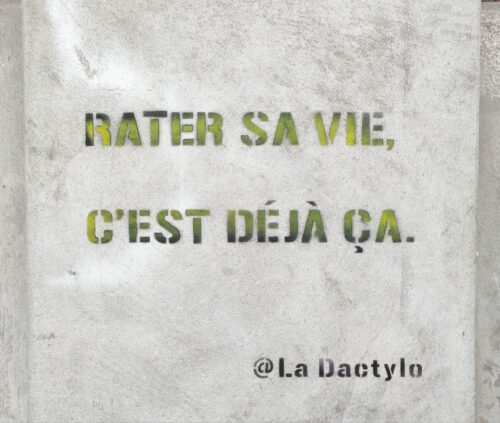 Tag au pochoir "Rater sa vie, c'est déjà ça." @La Dactylo