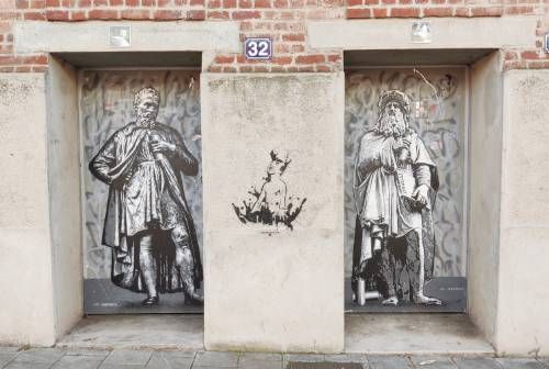 Deux figures d'hommes de la renaissance, chacune dans le renfoncement d'une porte