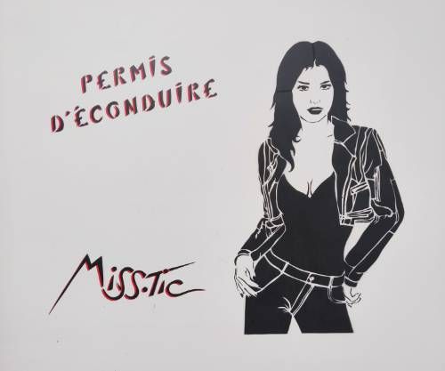 Tag au pochoir "Permis d'éconduire - Miss Tic" avec une silhouette de femme nous regardant droit dans les yeux
