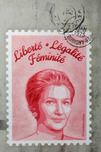 Timbre représentant Simone Veil avec le texte "Liberté Légalité Féminité" peint sur un mur